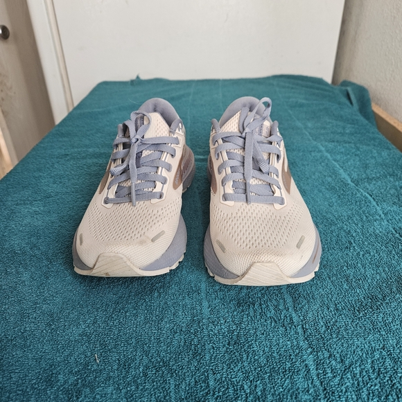 Brooks Women's Adrenaline GTS size 6 - Picture 7 of 8